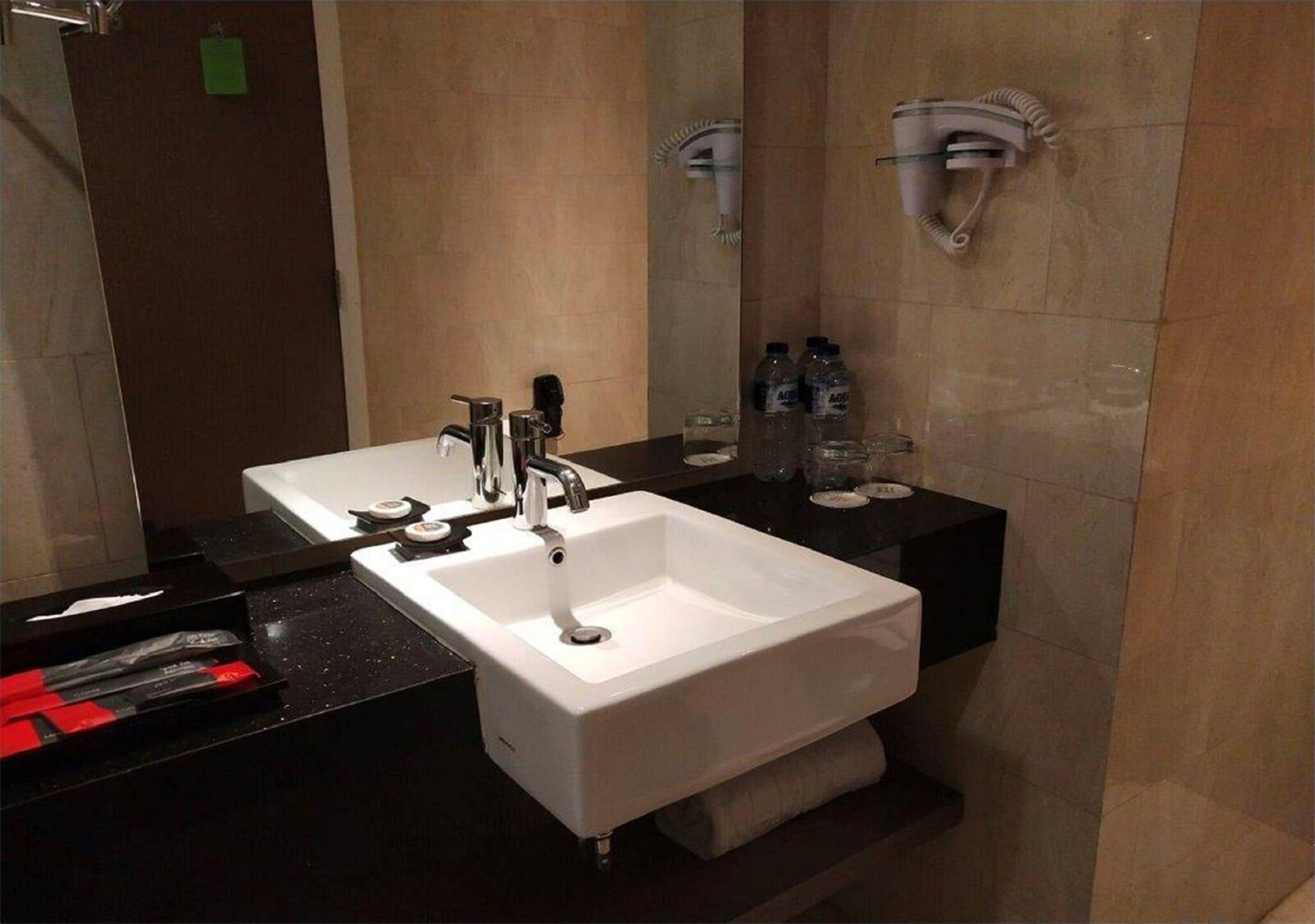 The Premiere Hotel Pekanbaru Zewnętrze zdjęcie