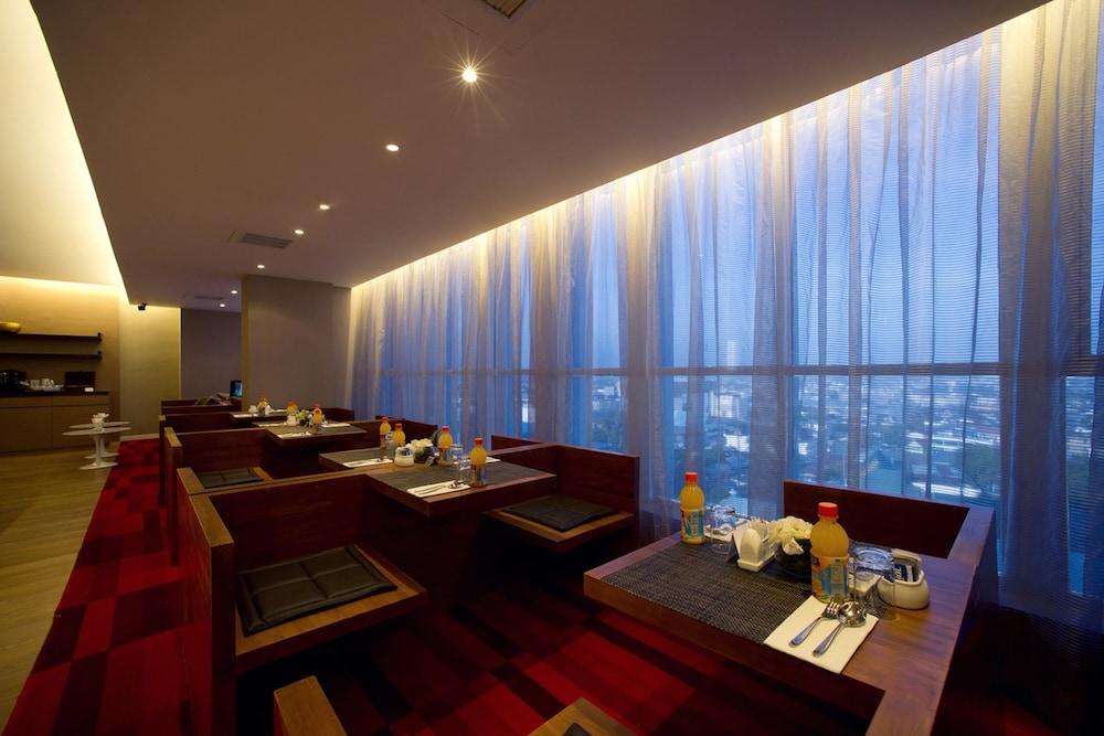 The Premiere Hotel Pekanbaru Zewnętrze zdjęcie